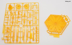 Club G Mandor Gundam - 클리어 오렌지 컬러의 액션베이스 5가 동봉되어 있습니다.