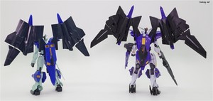 Club G Gundam Griepe - 1997년에 발매된 구판 1/144 건담 그리프와 함께. 디테일과 기믹도 발전햇지만, 전체적으로 덩치가 훨씬 커졌네요. (2/2)