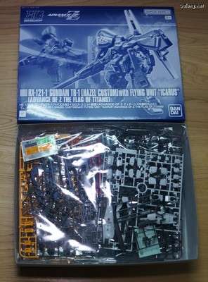 Club G Gundam TR-1 [Hazel Custom] with Flying Unit "ICARUS" - Box Open