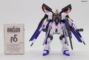 Club G Strike Freedom Gundam Type 2 & Wing of Light Effect Set - 담배갑과의 크기 비교