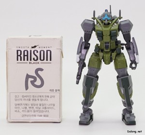 HG 1/144 ゲルググ(GQ) - タバコの箱とのサイズ比較