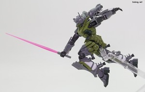 HG 1/144 ゲルググ(GQ) - スタンドに乗せたビームサーベルポーズ (2/4)