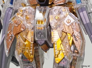 Club G Strike Freedom Gundam [Mechanical Clear] - 콕핏 해치 및 스커트/어깨의 전개 기믹 다만 장갑이 투명하다보니, 전개를 통해 프레임이 노출되는 효과가 덜합니다. (2/3)