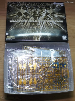 Club G Strike Freedom Gundam [Mechanical Clear] - Box Open