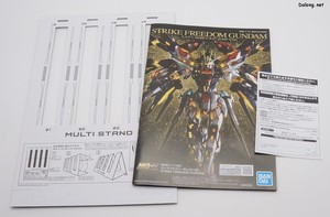 Club G Strike Freedom Gundam [Mechanical Clear] - 기존 매뉴얼 및 보너스 런너 거치대도 동일하게 제공되며, 한정판 전용 부품교환카드만 추가되어 있습니다.