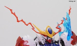 Club G Expansion Parts Set for Gundam Barbatos Lupus - 왼쪽 머리는 데미지를 입어 뿔이 부러지고 장갑이 벗겨진 형태입니다. 눈에는 리미터가 해제된 빨간 눈(레드 클리어 파츠 + 스티