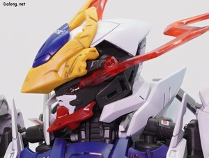 Club G Expansion Parts Set for Gundam Barbatos Lupus - 왼쪽 머리는 데미지를 입어 뿔이 부러지고 장갑이 벗겨진 형태입니다. 눈에는 리미터가 해제된 빨간 눈(레드 클리어 파츠 + 스티