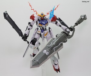 Club G Expansion Parts Set for Gundam Barbatos Lupus - 발큐리아 버스터 소드 + 기존의 소드 메이스를 혼합한 포즈. 원래 발큐리아 버스터 소드 뒤쪽의 메이스를 분리하여 왼손에 쥐어주
