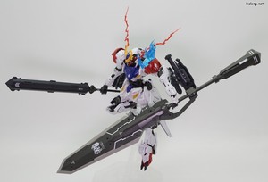 Club G Expansion Parts Set for Gundam Barbatos Lupus - 발큐리아 버스터 소드 + 기존의 소드 메이스를 혼합한 포즈. 원래 발큐리아 버스터 소드 뒤쪽의 메이스를 분리하여 왼손에 쥐어주
