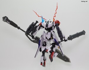 Club G Expansion Parts Set for Gundam Barbatos Lupus - 발큐리아 버스터 소드 + 기존의 소드 메이스를 혼합한 포즈. 원래 발큐리아 버스터 소드 뒤쪽의 메이스를 분리하여 왼손에 쥐어주
