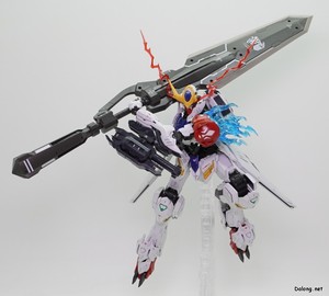 Club G Expansion Parts Set for Gundam Barbatos Lupus - 오른팔이 파손된 상태에서의 발큐리아 버스터 소드 포즈 (1/4)
