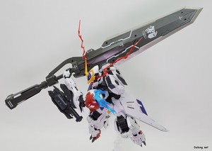 Club G Expansion Parts Set for Gundam Barbatos Lupus - 오른팔이 파손된 상태에서의 발큐리아 버스터 소드 포즈 (3/4)