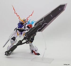 Club G Expansion Parts Set for Gundam Barbatos Lupus - 동봉된 스탠드를 활용한 발큐리아 버스터 소드 지상 포즈 (1/3)