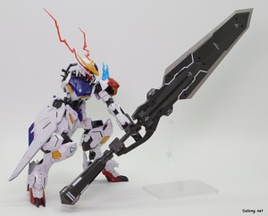 Club G Expansion Parts Set for Gundam Barbatos Lupus - 동봉된 스탠드를 활용한 발큐리아 버스터 소드 지상 포즈 (2/3)