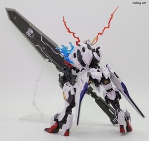 Club G Expansion Parts Set for Gundam Barbatos Lupus - 동봉된 스탠드를 활용한 발큐리아 버스터 소드 지상 포즈 (3/3)