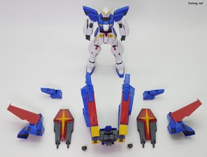 Club G Mission Pack X Type for F90IIIY Cluster Gundam - 별매의 MG F90 III 클러스터 건담(별매)에 합체할 수 있습니다.