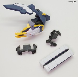 Club G Gundam Sandrock EW (Armadillo Lizard) - 양 어깨에 장비는 서브암으로 가동/재배치 가능하며, 미사일 포드를 탈거하여 실드를 노출시킬 수도 있습니다. (2/2)