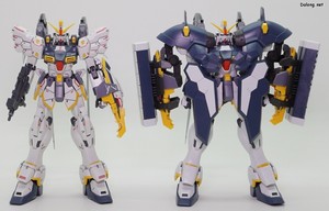 Club G Gundam Sandrock EW (Armadillo Lizard) - 일반판으로 발매된 MG 건담 샌드록과 함께.