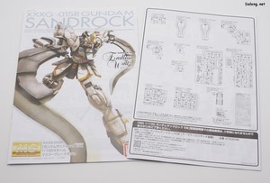 Club G Gundam Sandrock EW (Armadillo Lizard) - 일반판으로 발매된 MG 건담 샌드록의 매뉴얼에 흑백 매뉴얼이 추가되었습니다.