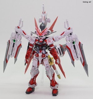 Club G Gundam Astray Red Dragon - 다양한 각도에서 본 모습 . 원래 가베라 스트레이트는 사이드 스커트에 거치하는게 정석인데, 그러면 간섭 때문에 직립 자체가 어렵고 잘 떨어지는지라, 허벅지 옆에 거