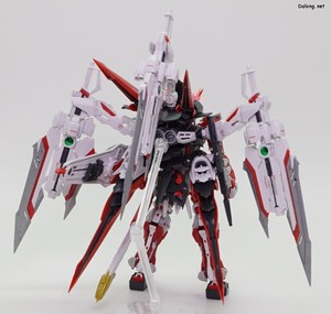 Club G Gundam Astray Red Dragon - 다양한 각도에서 본 모습 . 원래 가베라 스트레이트는 사이드 스커트에 거치하는게 정석인데, 그러면 간섭 때문에 직립 자체가 어렵고 잘 떨어지는지라, 허벅지 옆에 거