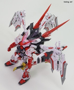 Club G Gundam Astray Red Dragon - 다양한 각도에서 본 모습 . 원래 가베라 스트레이트는 사이드 스커트에 거치하는게 정석인데, 그러면 간섭 때문에 직립 자체가 어렵고 잘 떨어지는지라, 허벅지 옆에 거