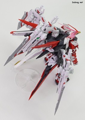 Club G Gundam Astray Red Dragon - 다양한 각도에서 본 모습 . 원래 가베라 스트레이트는 사이드 스커트에 거치하는게 정석인데, 그러면 간섭 때문에 직립 자체가 어렵고 잘 떨어지는지라, 허벅지 옆에 거