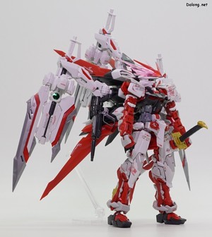 Club G Gundam Astray Red Dragon - 다양한 각도에서 본 모습 . 원래 가베라 스트레이트는 사이드 스커트에 거치하는게 정석인데, 그러면 간섭 때문에 직립 자체가 어렵고 잘 떨어지는지라, 허벅지 옆에 거