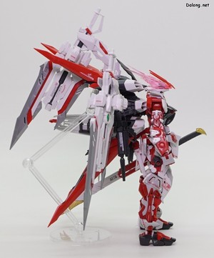 Club G Gundam Astray Red Dragon - 다른 등급의 레드 드래곤이 그러하듯, 이 킷 역시 스탠드 없이는 자세유지가 어려운 구조입니다.