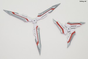 Club G Gundam Astray Red Dragon - RG 오리지널 기믹으로, 칼날을 3개씩 합체할 수도 있습니다.