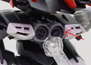 Club G Gundam Astray Red Dragon - 8자 모양의 스탠드용 조인트 파츠로 백팩 버니어에 고정할 수 있는데, 백팩과의 결합성은 상당히 튼튼합니다. (2/2)