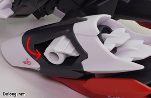 Club G Gundam Astray Red Dragon - MG처럼 부스터 옆 기믹을 열어서 실드/빔 라이플을 거치할 수 있습니다.