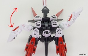 Club G Gundam Astray Red Dragon - 플라이트 유닛의 칼레드불프 고정부는 다양한 각도로 자유롭게 가동되며, 튼튼한 고정성을 보여주고 있습니다. (1/2)
