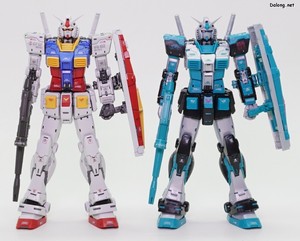 Club G RX-78-2 Gundam Ver. 2.0 [Hatsune Miku Ver.] - 일반판으로 발매된 RG 건담 v2.0과 함께.