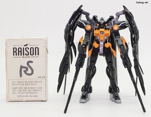 RG 윙 건담 제로 (EW) -APEX LETENDS(TM) Valkyrie Ver.- - 담배갑과의 크기 비교