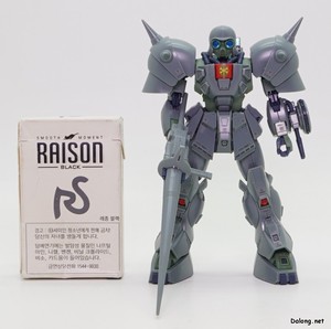 RE/100 1/100 デナン・ゾン - タバコの箱とのサイズ比較