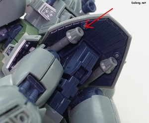 RE/100 1/100 デナン・ゾン - ビームサーベルのグリップはリアスカート内部に収納されます。