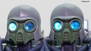 RE/100 1/100 デナン・ゾン - 頭部内側のリフレクターを前後入れ替えることで、2種類の目の表情を再現できます。（2/2）