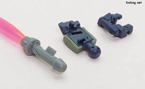 RE/100 1/100 デナン・ゾン - ビームサーベルの固定ピンが手のひらにしっかりと固定されますね。