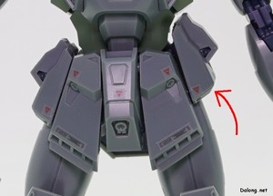 RE/100 1/100 デナン・ゾン - サイドスカートを大きく上に跳ね上げることができますね。