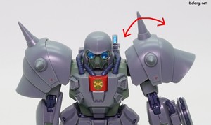 RE/100 1/100 デナン・ゾン - ショルダーアーマーも2段階に折りたたんだり展開したりできます。