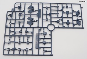 RE/100 1/100 デナン・ゾン - プレバンで発売されたRE/100 デナン・ゲから流用されたランナー。残りはすべて新規造形です。
