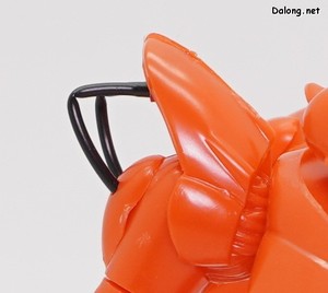 Dragonar 1/72 Dunbine Set 2 - 어깨의 리드선 때문에 어깨 가동성이 제한됩니다. 재질이 너무 탱탱해서 어깨를 위로 올리기 힘드네요.