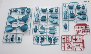 RE/100 1/100 ヤクト・ドーガ (ギュネイ・ガス機) [スペシャルコーティング] - メタリック成形色ランナー（1/2）
