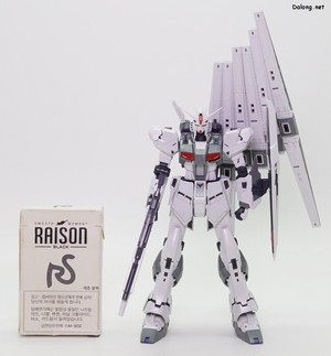 Side-F Nu Gundam (First Lot Color Ver.) - 담배갑과의 크기 비교