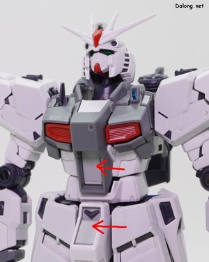 Side-F Nu Gundam (First Lot Color Ver.) - 몸통의 회색부(빨간 화살표)와 빨간색/파란색 파츠는 모두 신규 런너가 적용됩니다. 조형은 기존과 동일하지만, 변경된 색조합 때문에 부품을 분리하여 신