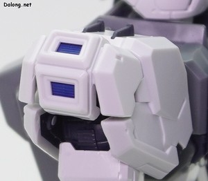 Side-F Nu Gundam (First Lot Color Ver.) - 몸통의 회색부(빨간 화살표)와 빨간색/파란색 파츠는 모두 신규 런너가 적용됩니다. 조형은 기존과 동일하지만, 변경된 색조합 때문에 부품을 분리하여 신