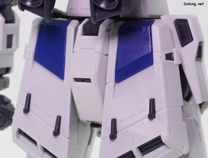 Side-F Nu Gundam (First Lot Color Ver.) - 몸통의 회색부(빨간 화살표)와 빨간색/파란색 파츠는 모두 신규 런너가 적용됩니다. 조형은 기존과 동일하지만, 변경된 색조합 때문에 부품을 분리하여 신