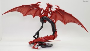 Figurerise Standard Slifer The Sky Dragon - 스탠드를 배 아래쪽에 연결하여 올려본 포즈. 스탠드가 허약해서 무게중심을 아주 잘 맞춰야 합니다. (3/3)