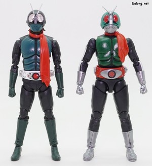 Figurerise Standard Masked Rider 1 - 피규어라이즈 스탠다드 가면라이더 (신 가면라이더)와 함께. 신1호는 근육이 넘치는지 팔이 몸체에 붙이기 어렵네요.